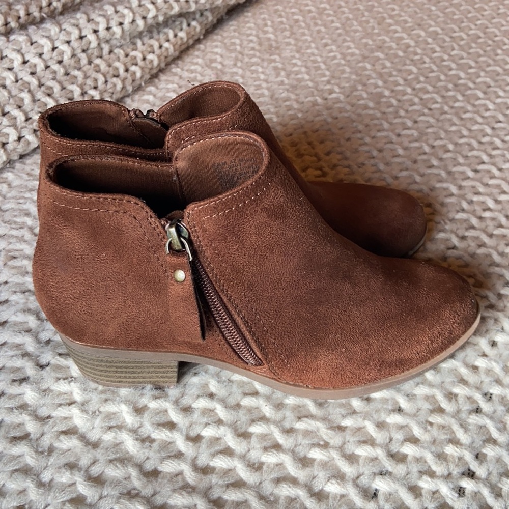 NWOT Women’s Arizona Jeans Company brown booties